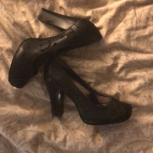 DKNY 4” patterned leather. Interior 1” platform